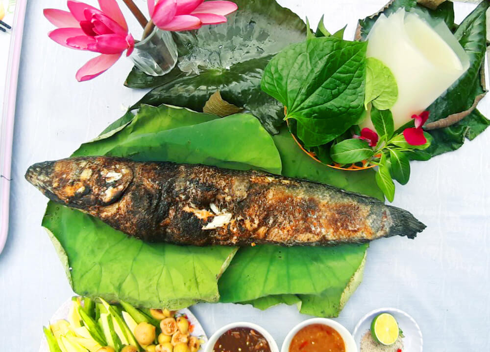 Cá lóc nướng cuốn lá sen giữ được vị ngọt tự nhiên của cá, ngon hơn khi ăn kèm rau sống và nước mắm chua ngọt