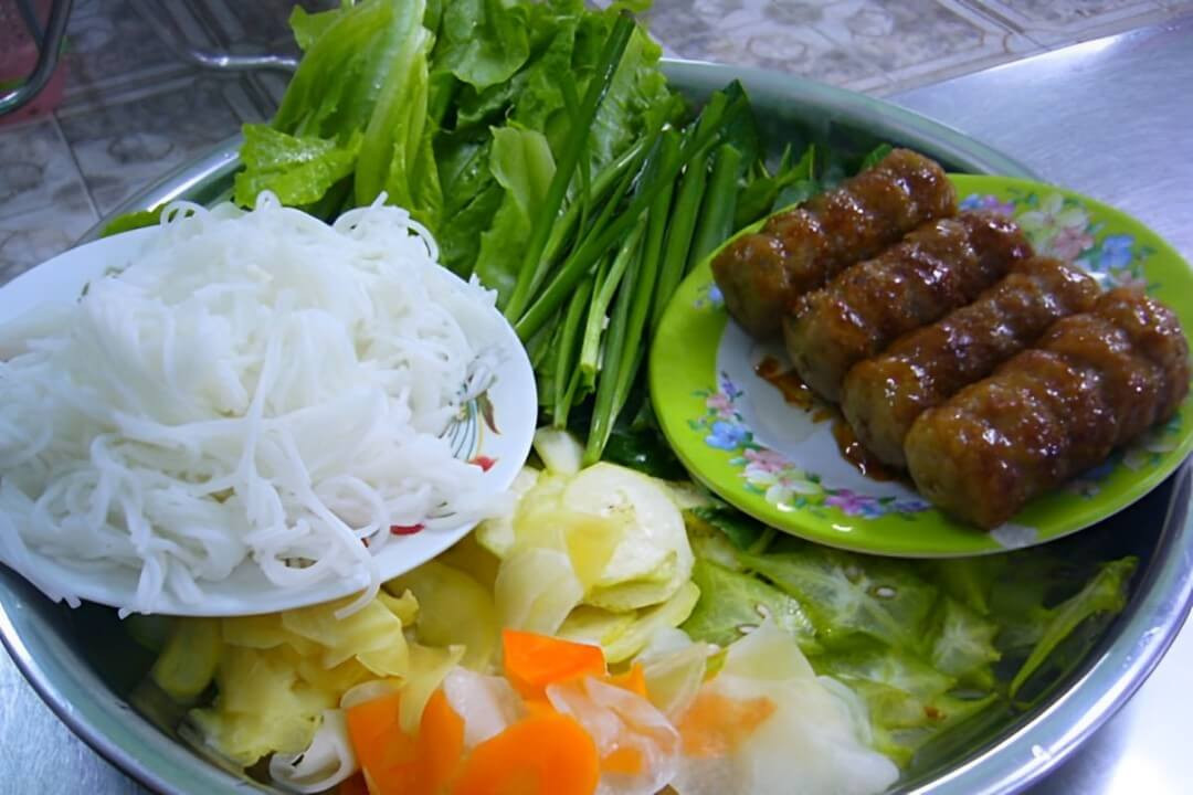 Nem nướng Vĩnh Long là món ăn thơm ngon, hấp dẫn, ăn kèm rau chua và các loại rau thơm