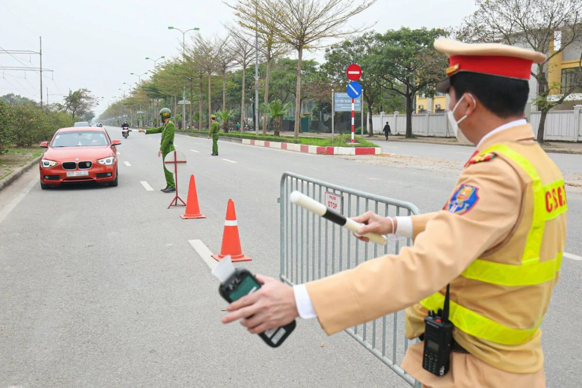 Cảnh sát giao thông có quyền yêu cầu kiểm tra nồng độ cồn người điều khiển phương tiện tham gia giao thông