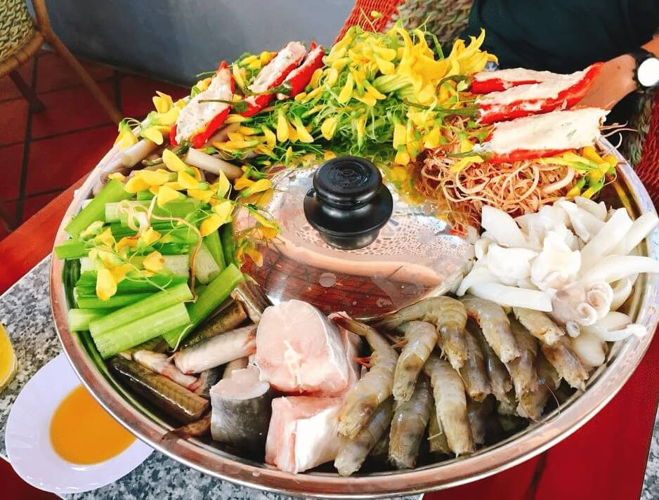Lẩu mắm An Giang được chế biến từ hải sản kết hợp với nước mắm đậm đặc, tạo nên món lẩu đậm đà và thơm ngon