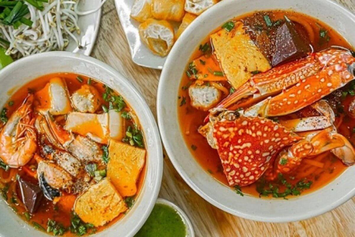 Bánh canh ghẹ Hàm Ninh có vị ngọt tự nhiên của ghẹ kết hợp với hương thơm của các loại gia vị