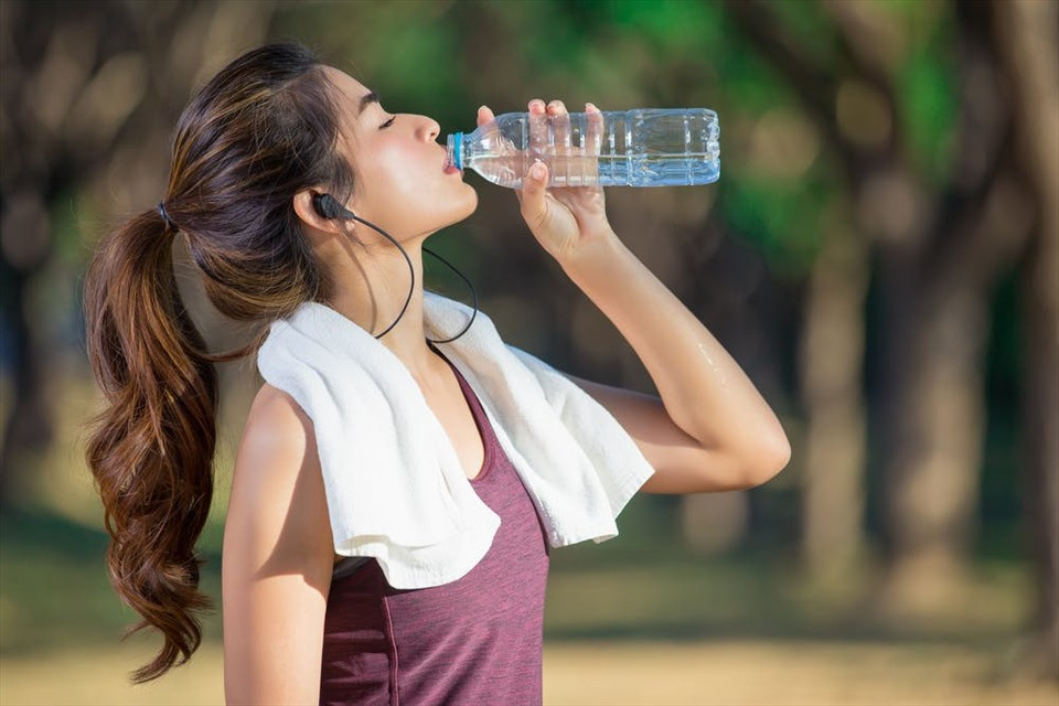 Người vận động nhiều nên uống khoảng 3 lít nước mỗi ngày