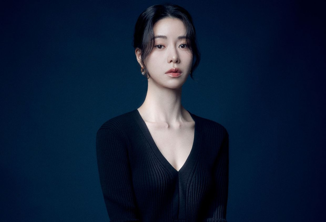 Vẻ đẹp sắc sảo của Lim Ji-yeon ở tuổi ngoài 30