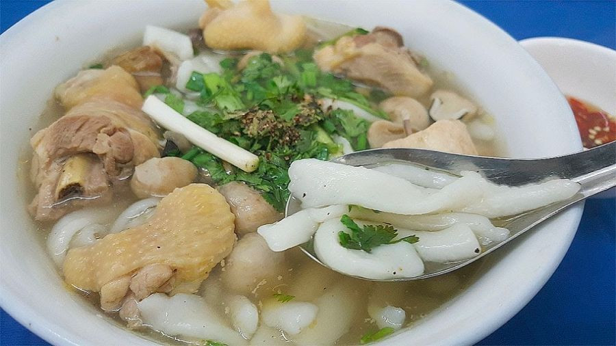 Bánh canh bột xắt độc đáo với hương vị ngọt thanh khiến ai ăn cũng khen ngon tấm tắc