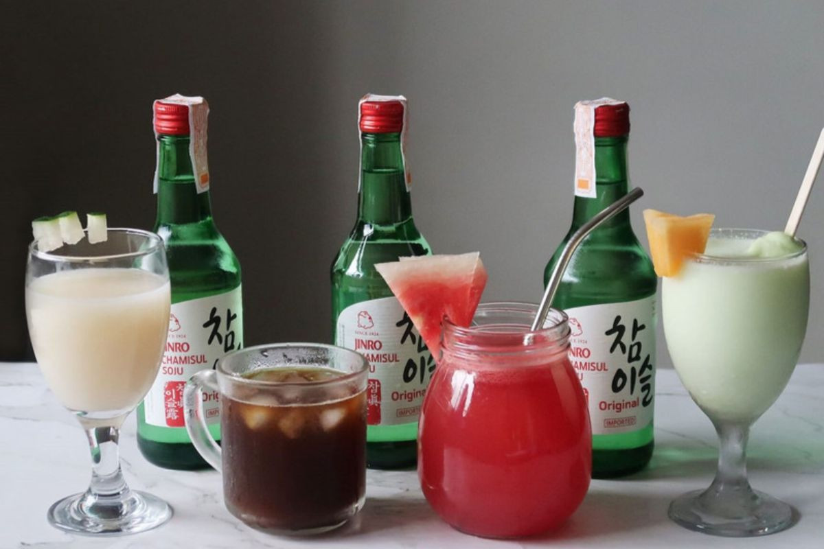 Pha chế rượu soju với nước ngọt Sprite hoặc các loại siro hoa quả khác để tạo nên Cocktail soju