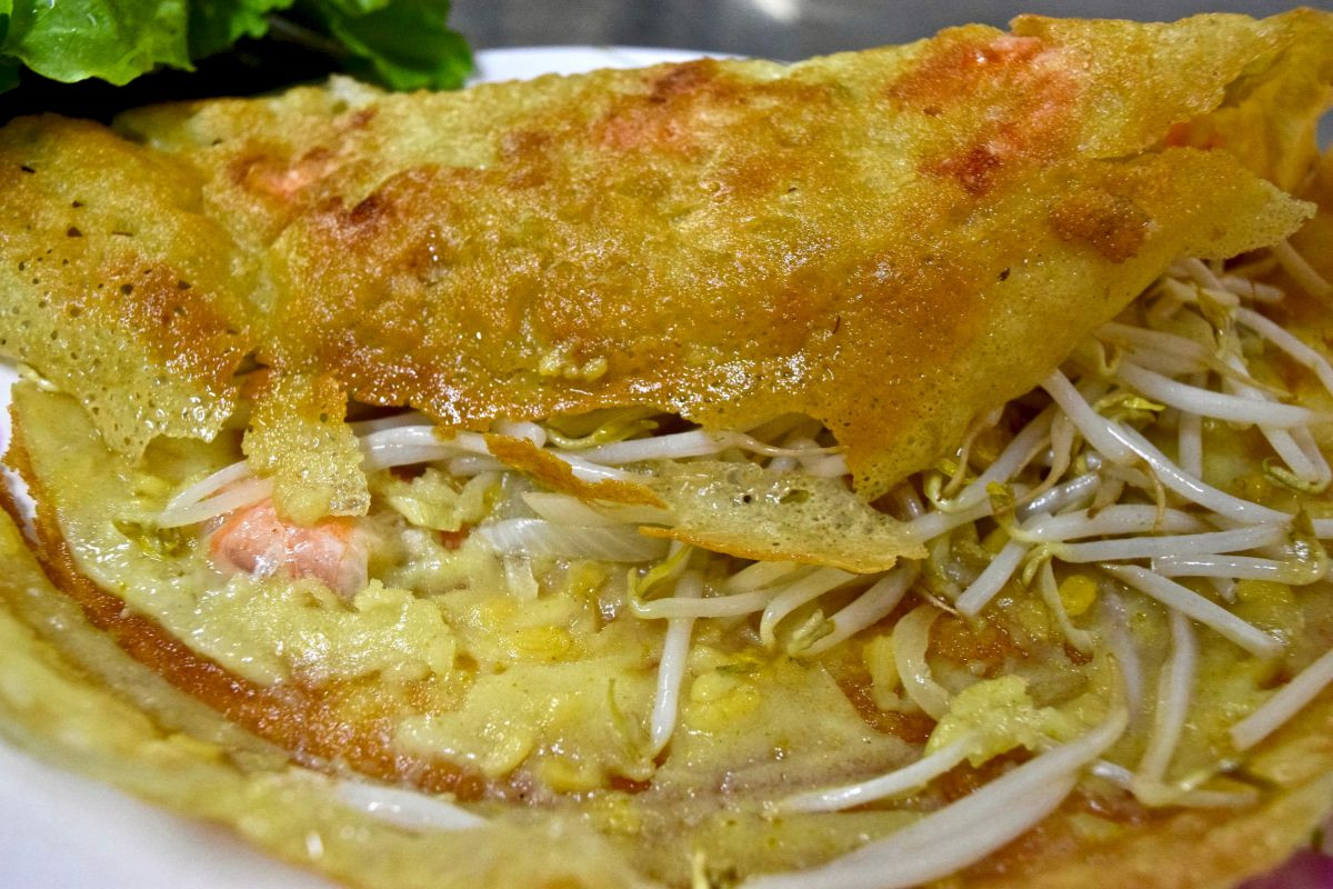 Bánh xèo mực là một trong những đặc sản Bình Thuận được nhiều người yêu thích