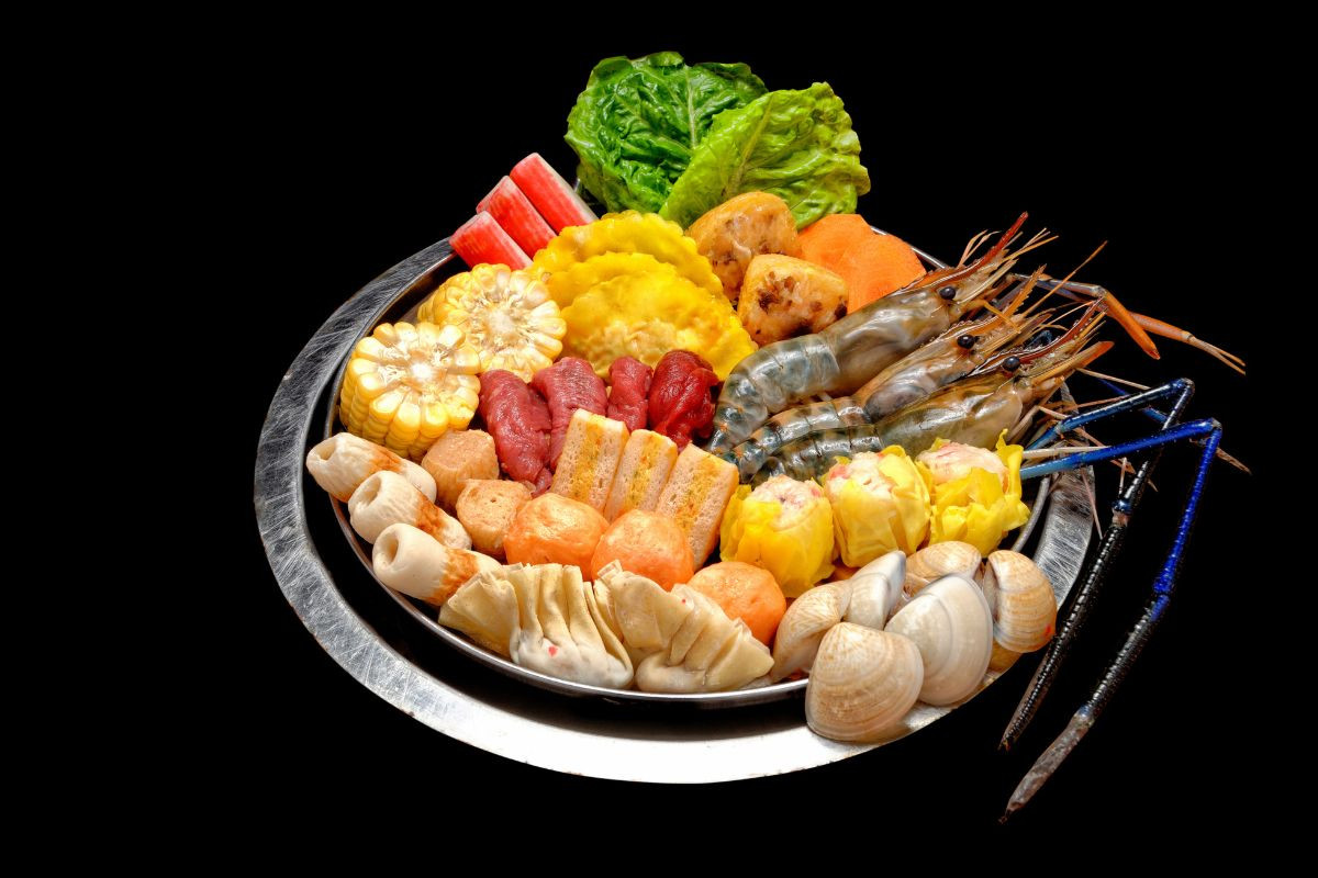Lẩu thả là món ăn đặc sản Bình Thuận có hương vị ngọt thanh