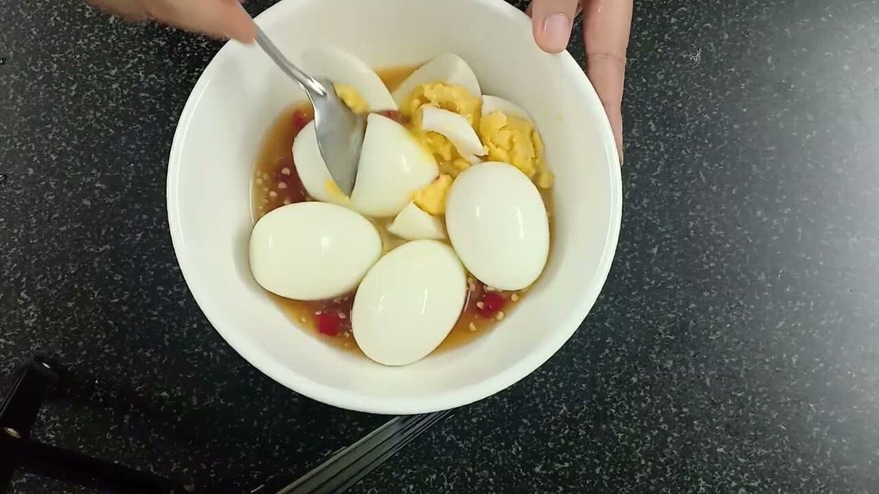 Trứng vịt luộc có kích thước lớn hơn nên chứa nhiều calo hơn so với trứng gà