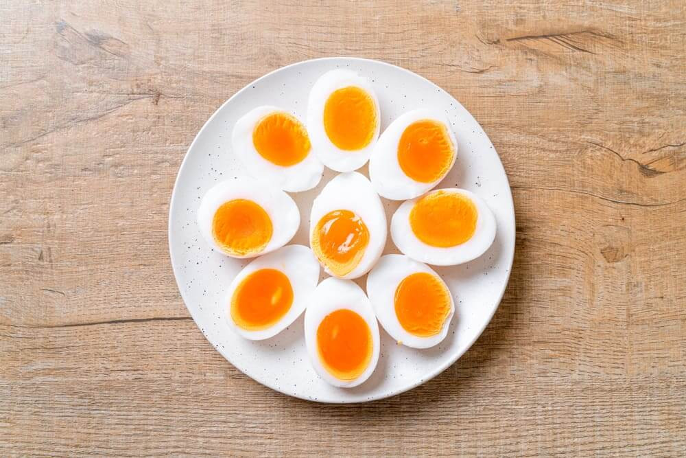 Trứng luộc lòng đào ít calo nhưng cung cấp nhiều chất dinh dưỡng có lợi cho cơ thể