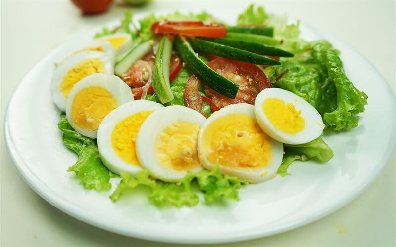 Salad trứng luộc chứa ít calo nhưng cung cấp nhiều chất xơ, giúp hỗ trợ giảm cân hiệu quả