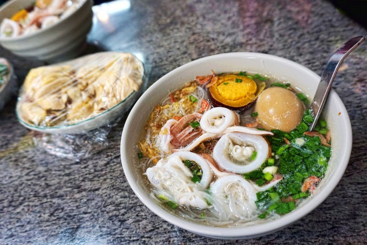 Hủ tiếu mực Nàng Kiều là món ăn sáng nổi tiếng ở Bình Phước