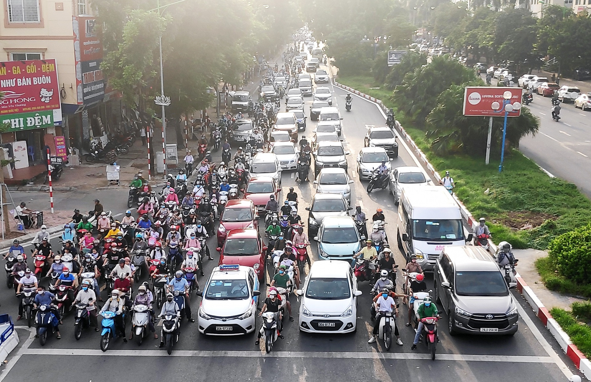 Việc tuân thủ biển báo tốc độ đóng vai trò vô cùng quan trọng trong việc đảm bảo an toàn giao thông cho bản thân người lái xe, người tham gia giao thông khác và cộng đồng