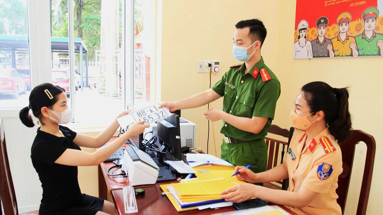 Để đăng ký biển số xe Hải Phòng, người dân cần nộp hồ sơ và hoàn thành các thủ tục hành chính