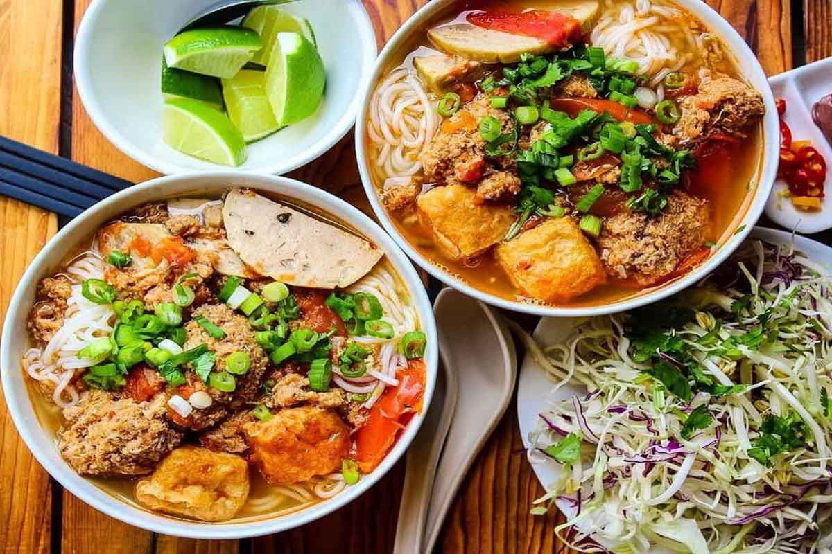 Bún riêu lưỡi bắt mắt với topping đa dạng