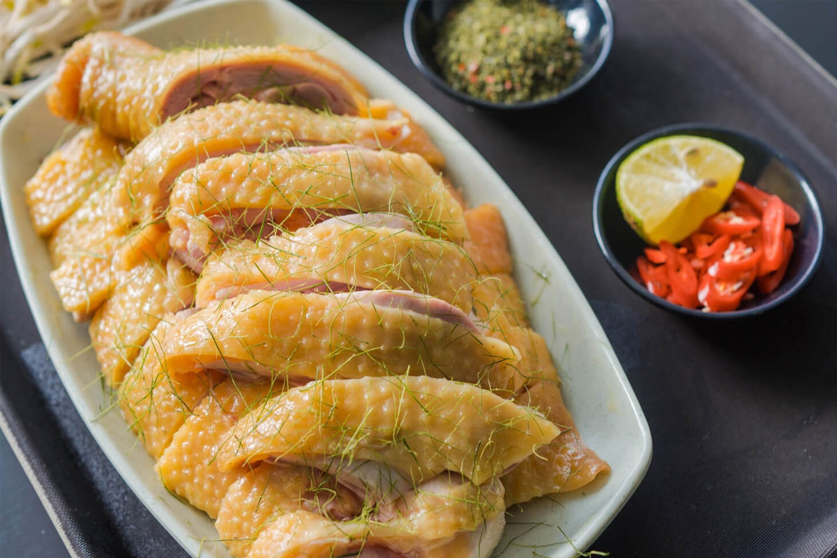 Gà Đông Tảo luộc chấm với muối mang đến cho người ăn hương vị hấp dẫn