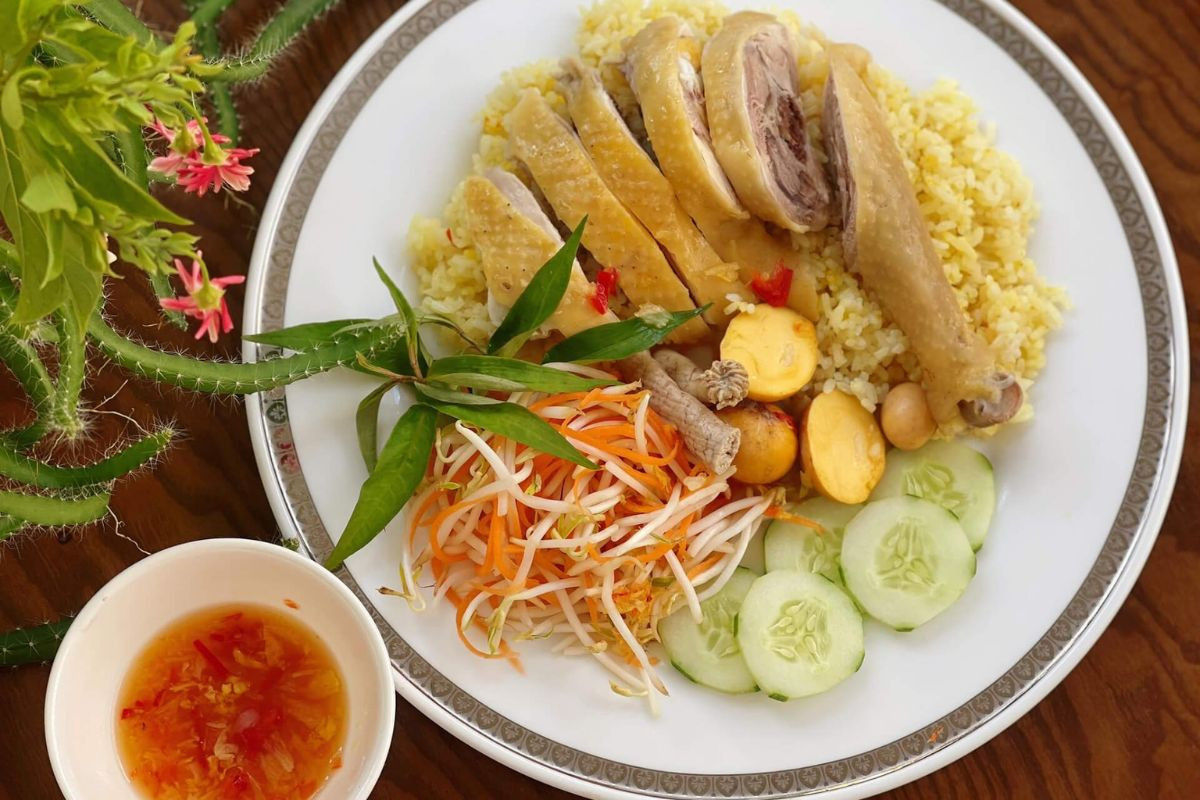 Cơm Gà là một trong những món đặc sản Khánh Hòa khoái khẩu của nhiều du khách 