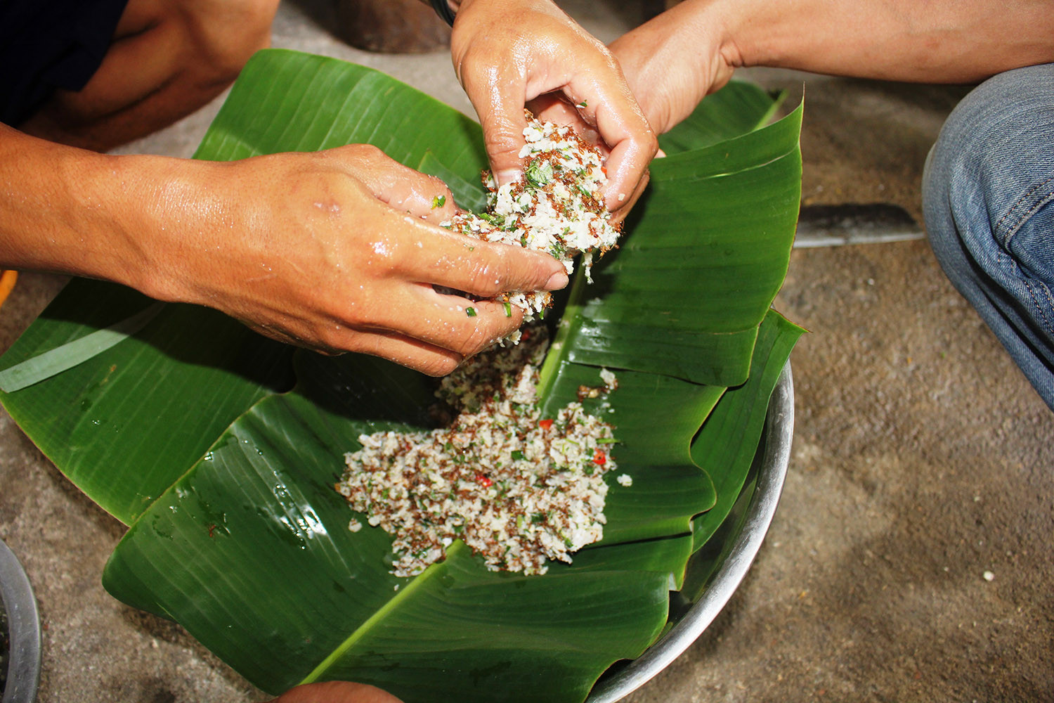 Cá gỏi kiến vàng là sự kết hợp của vị ngọt và thơm của cá tươi quyện với vị chua của kiến