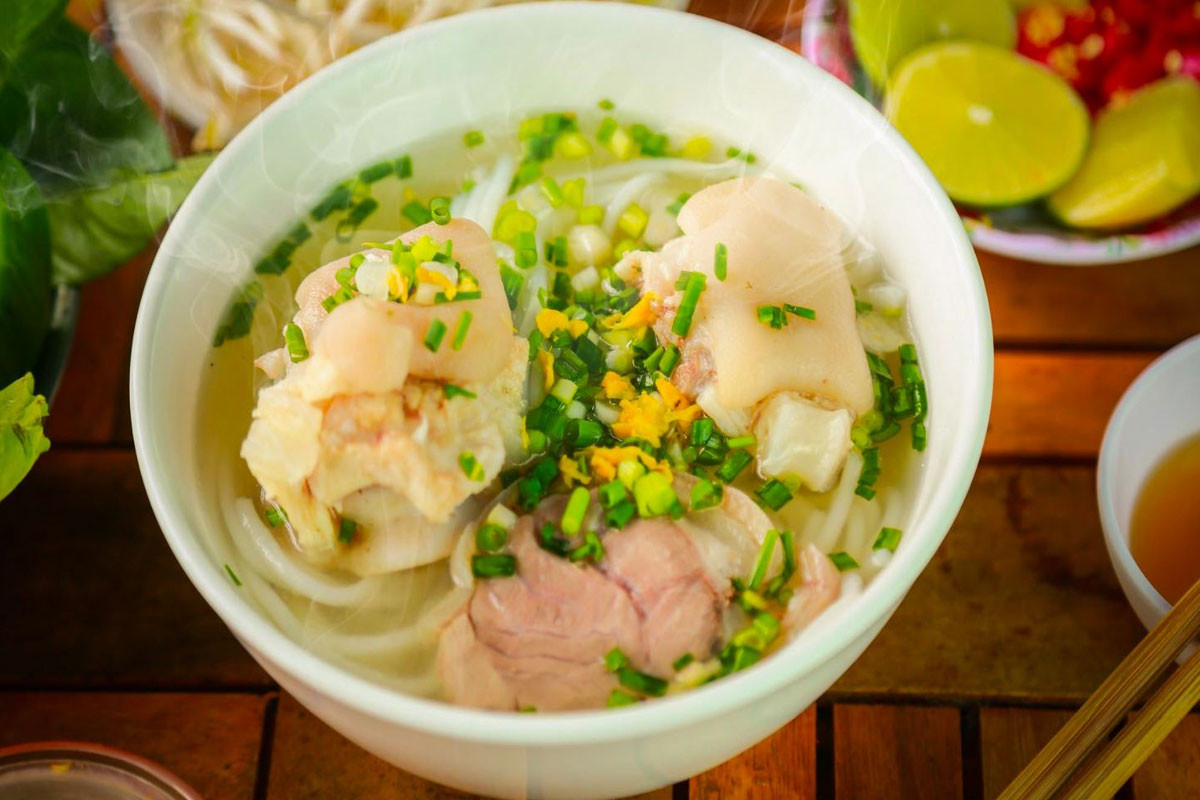 Bánh canh Trảng Bàng là món ngon có hương vị đậm đà, ngọt thanh