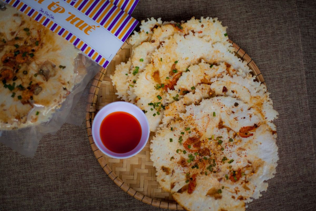  Bánh ép Huế là món ăn vặt tuổi thơ của nhiều người con xứ Huế