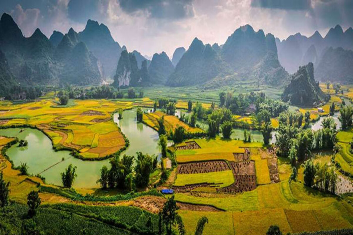 Đất Nước trong thơ Nguyễn Đình Thi và Nguyễn Khoa Điềm đều hiện lên dáng vẻ thân thuộc và đẹp đẽ nhất