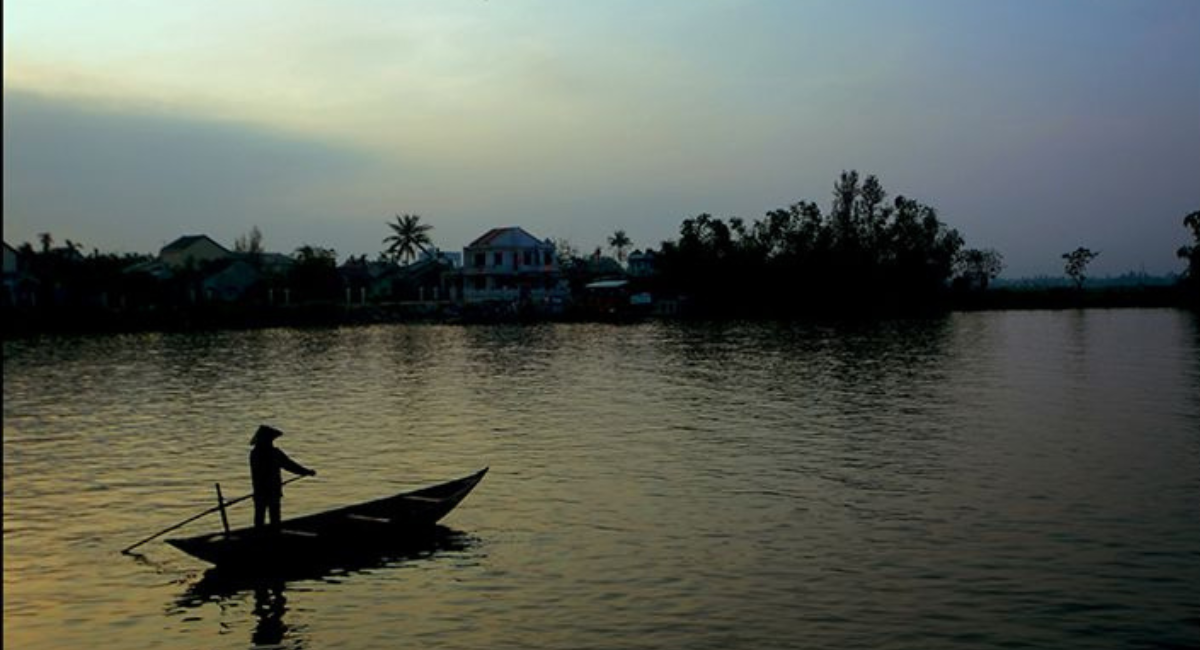 Bạn có thể lấy dẫn chứng về thiên nhiên, tình yêu đất nước, con người để viết mở bài Người lái đò sông Đà gián tiếp