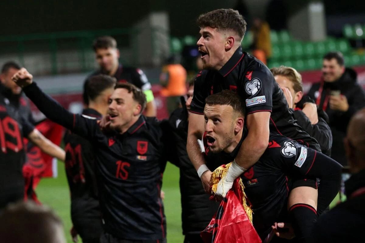 Albania triển khai đội hình theo sơ đồ 4-2-1-3, tăng cường phòng ngự mạnh mẽ