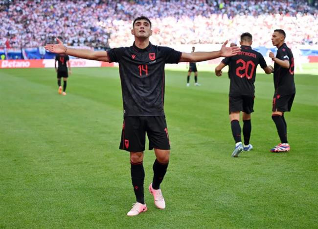 Albania đang có lợi thế dẫn trước với tỷ số 1-0