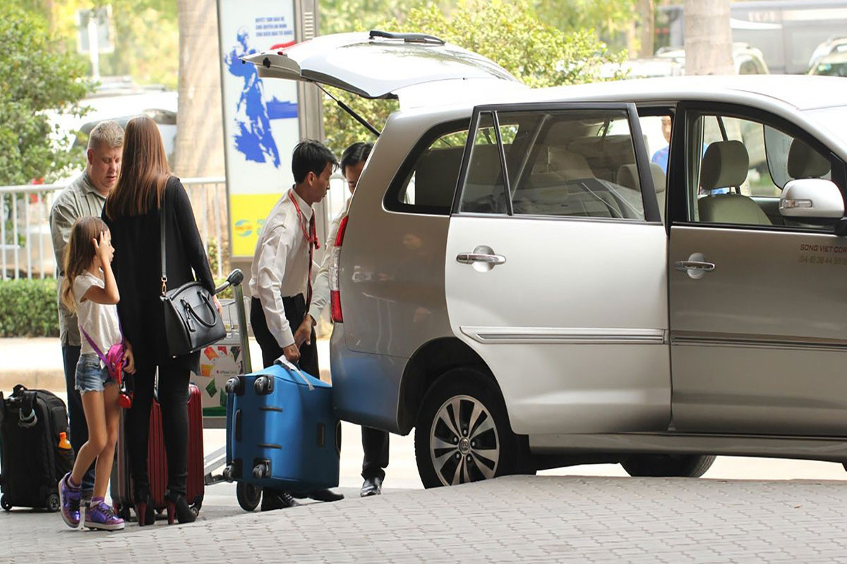 Các tài xế taxi luôn sẵn sàng giúp khách hàng cất giữ hành lý